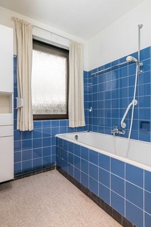 Foto - Te koop: Deels te moderniseren splitlevel drive-in woning (bouwjaar 1963) met 128 m² woonoppervlakte, 3 slaapkamers, tuin en een inpandige garage in Simpelveld